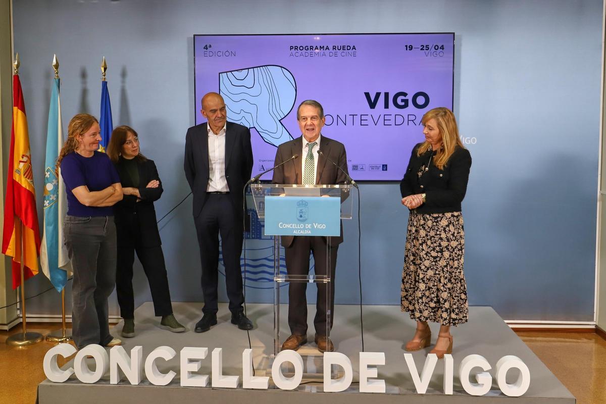 El alcalde, Abel Caballero, con Rafael Portela e Inés Enciso de la Academia de Cine y Amaia Mauleón de la Vigo Film Office a su derecha