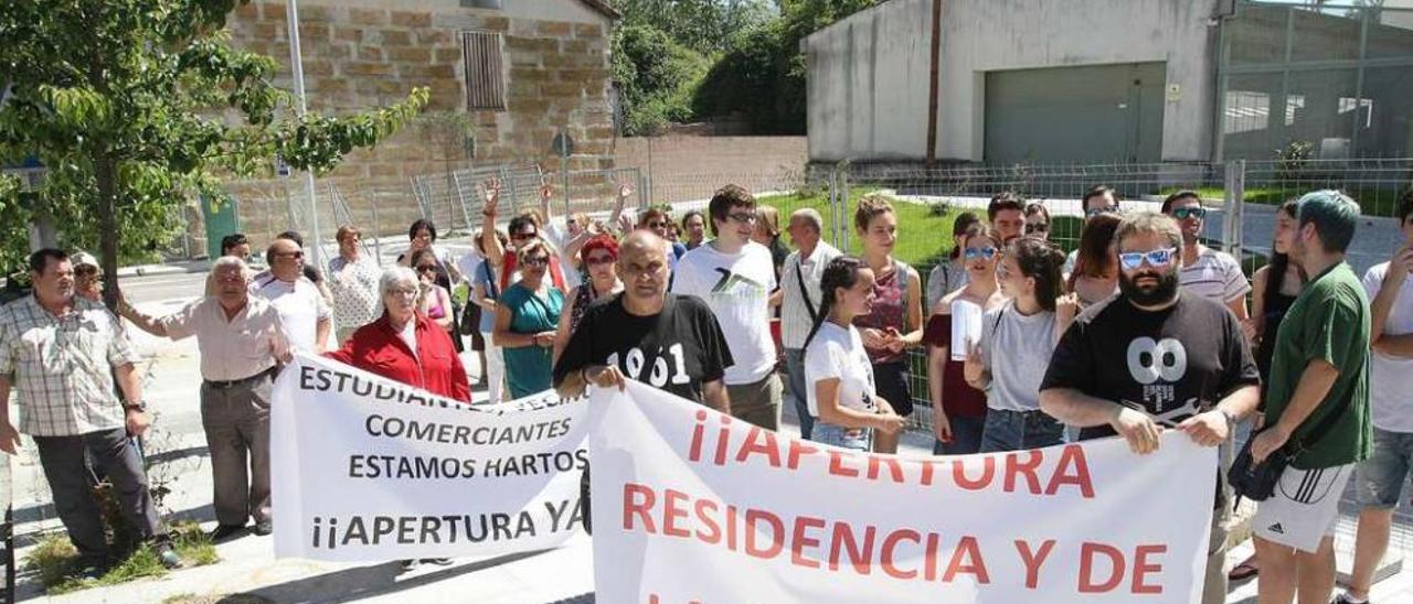 Alumnos, vecinos y comerciantes, concentrados ayer en la entrada de la residencia universitaria. // Iñaki Osorio