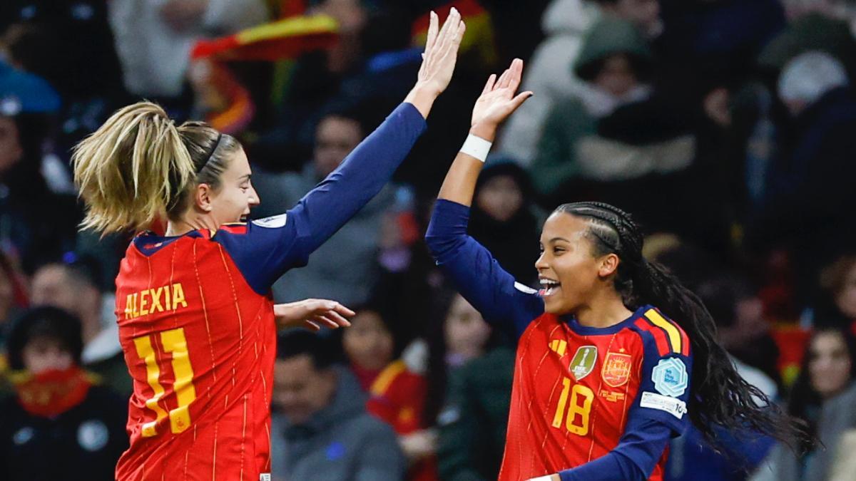 Vicky López celebra con Alexia su gol ante Alemania en la final de la Nations