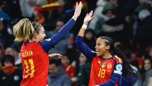 Vicky López celebra con Alexia su gol ante Alemania en la final de la Nations