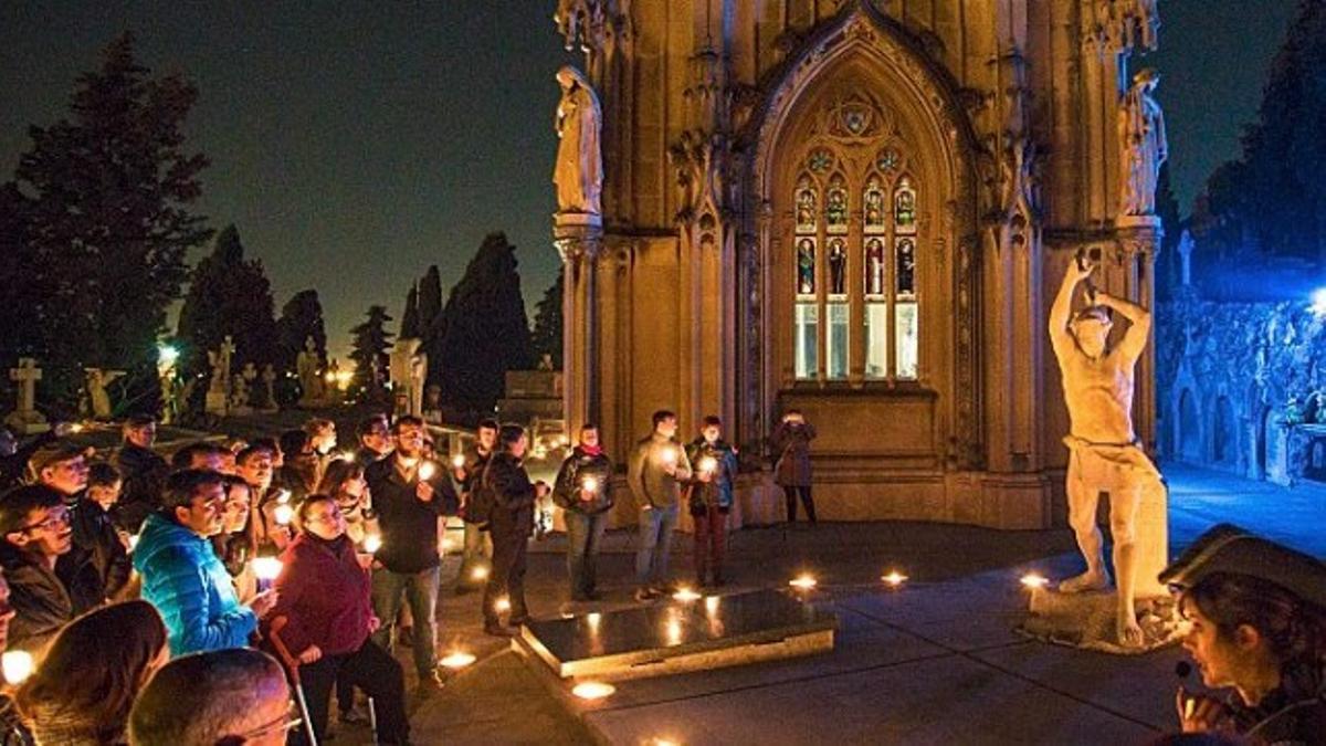 Visita cultural guiada en un cementerio de Barcelona