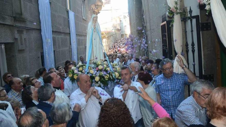 Los fieles lanzan pétalos de flores a la imagen de la Virgen de Fátima, que fue trasladada en procesión desde Campolongo hasta el Santuario de las Apariciones