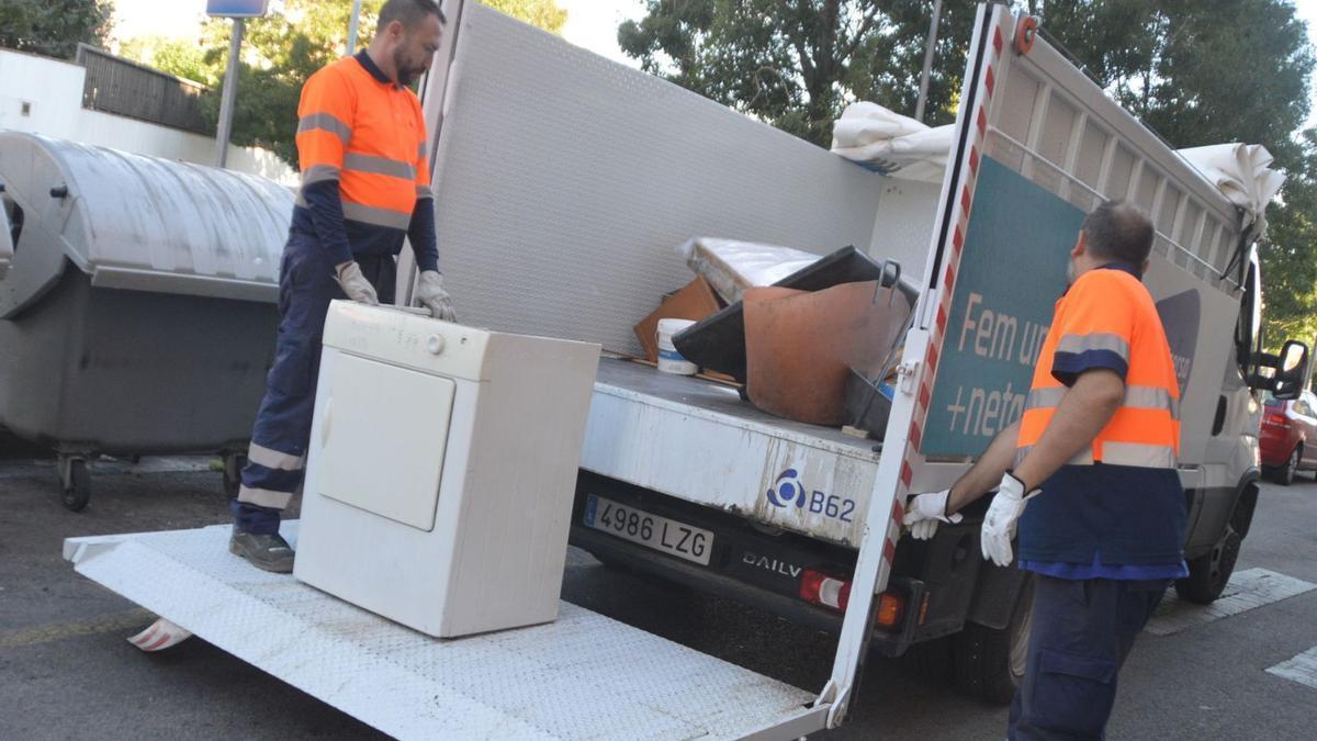 Un dels equips de recollida de Fisersa durant la seva ruta diària.