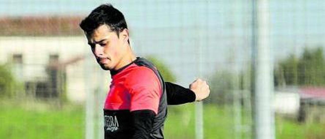 Gaspar Campos golpeando un balón ayer en el entrenamiento en Mareo. | Juan Plaza