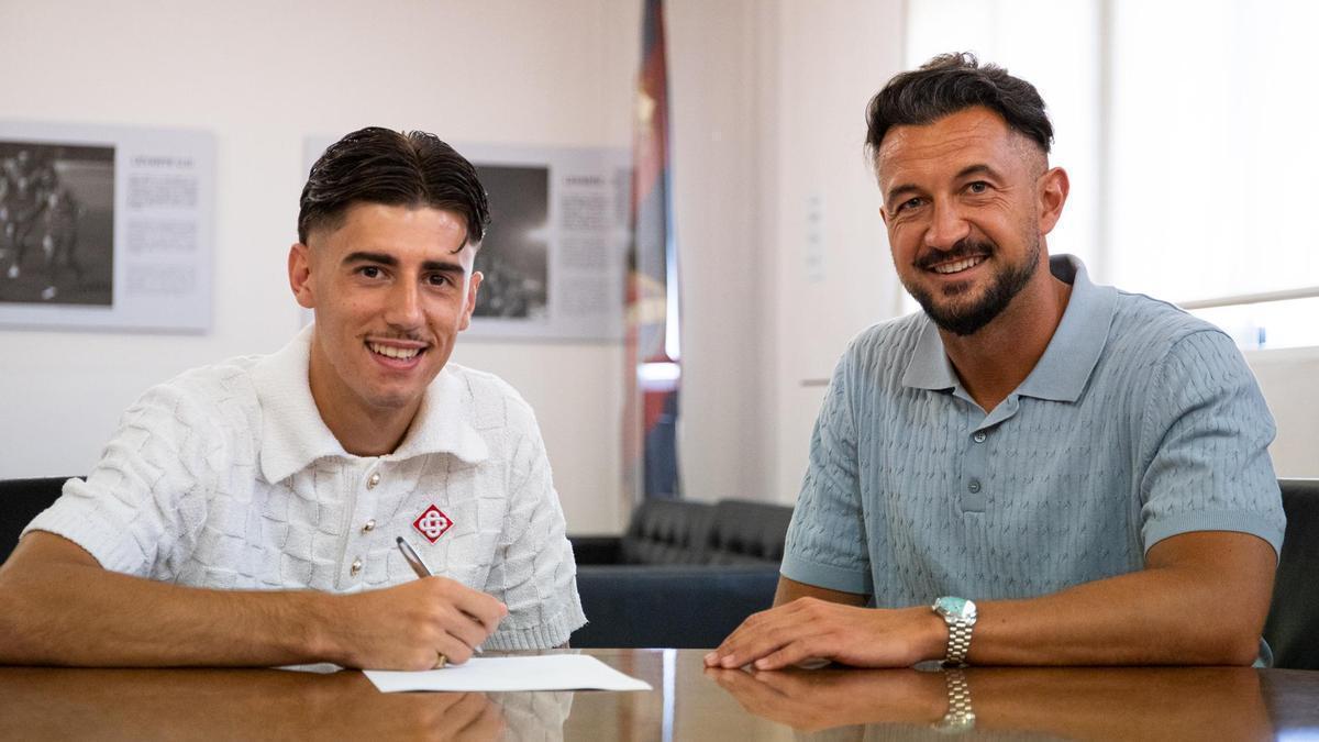 Requena junto a Héctor Rodas.