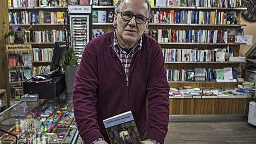 Atilano Sevillano con su libro en la librería Mil Hojas.