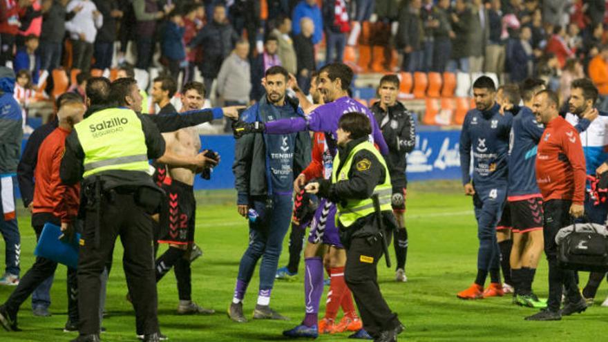 Dani, con Ángel Galván y Luis Pérez en segundo plano, durante el festejo.