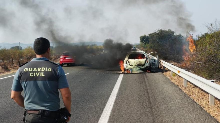 Vídeo | Así ha sido el incendio, provocado por un vehículo, que ha obligado a cortar la A-66