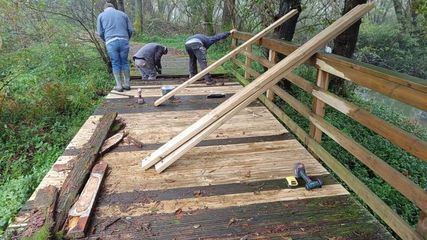 Los trabajos en la pasarela de madera. |  FdV