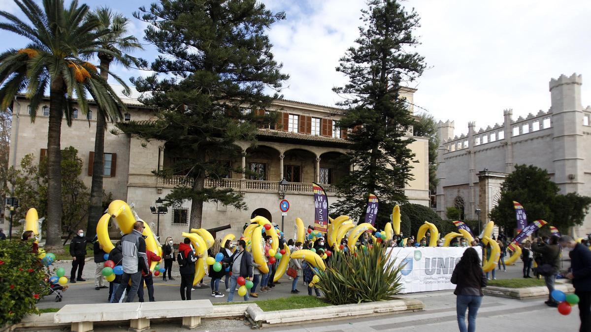 Sindicatos y Gobierno central negocian este fin de semana para cerrar un acuerdo sobre la insularidad de funcionarios