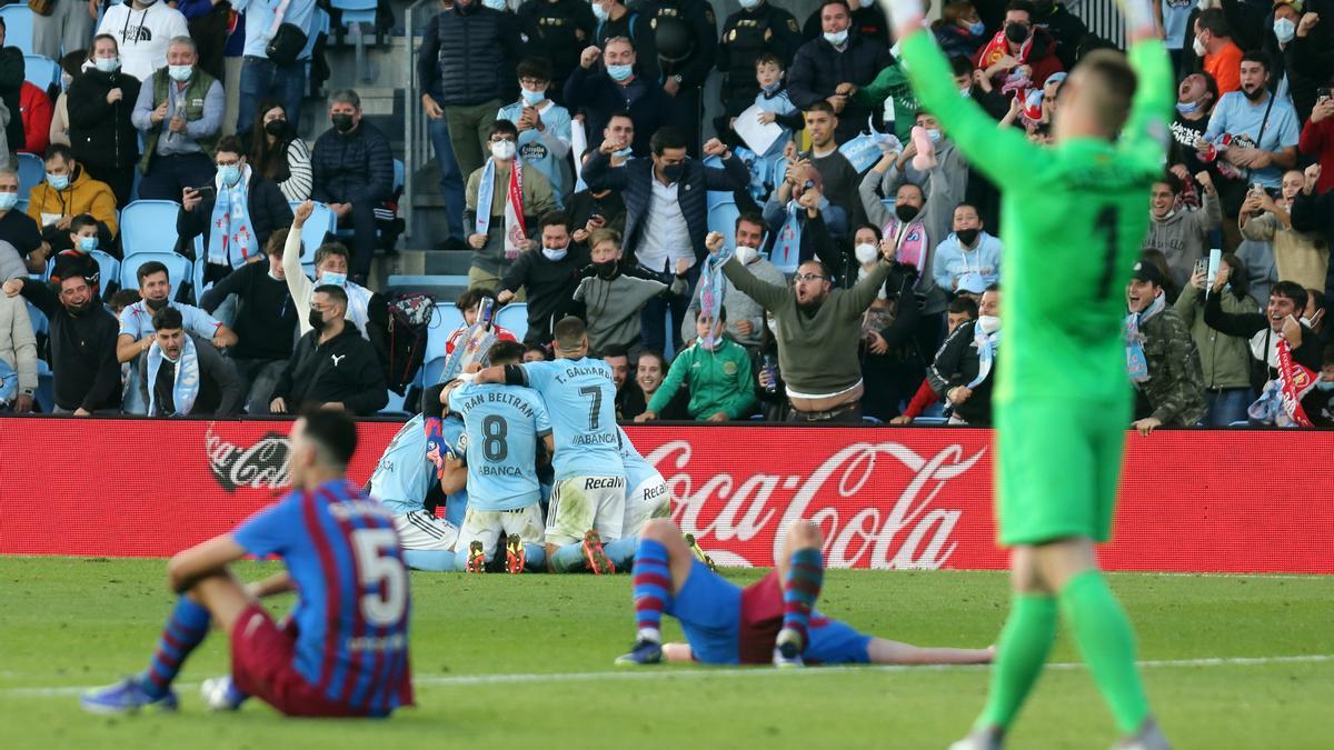 Los jugadores del Celta y el Barcelona tras el gol del empate