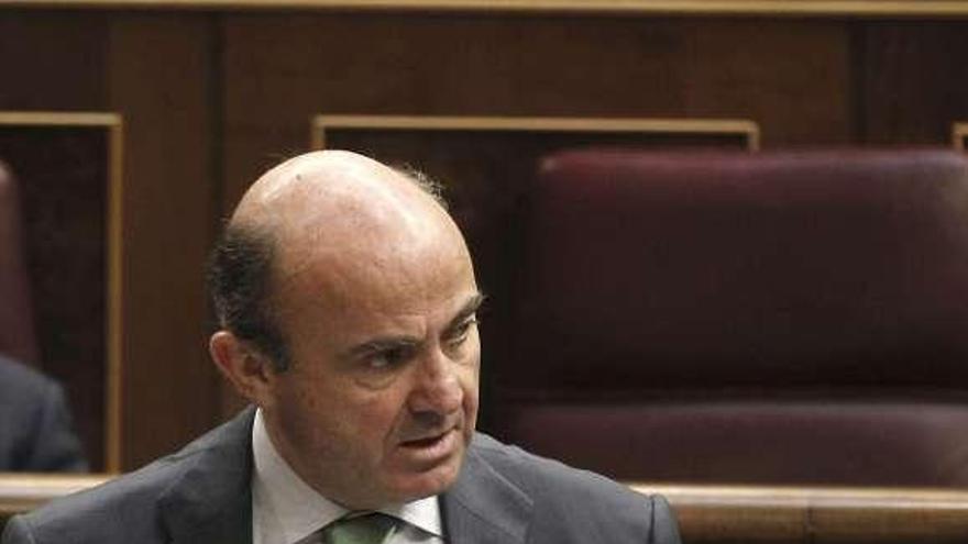 El ministro de Economía, Luis de Guindos, ayer en el Congreso. // Efe