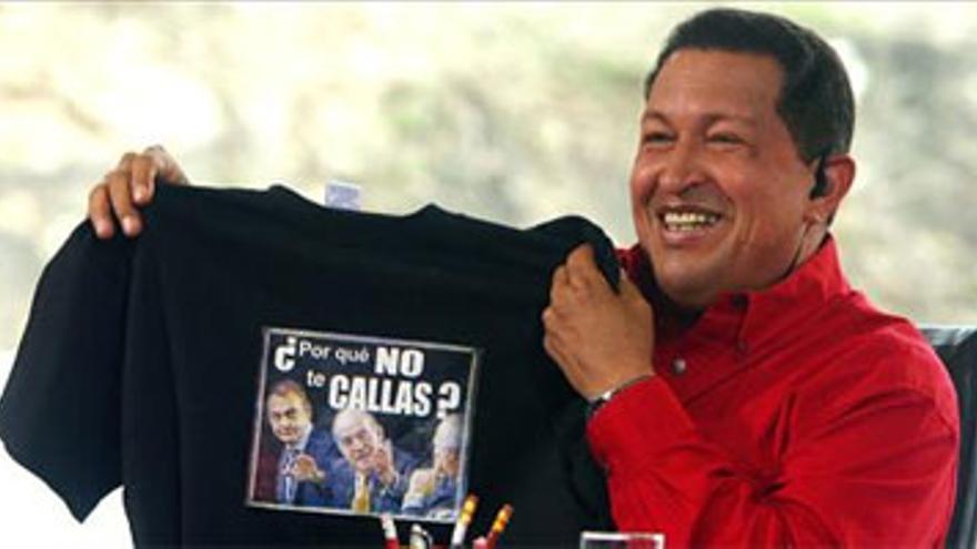 Chávez muestra en TV la camiseta que le regaló el Rey con el &quot;¿¡por qué no te callas!?&quot;