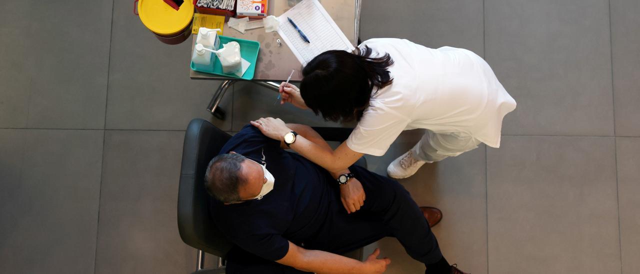 Una enfermera vacuna a un hombre en un hospital de Tel Aviv.