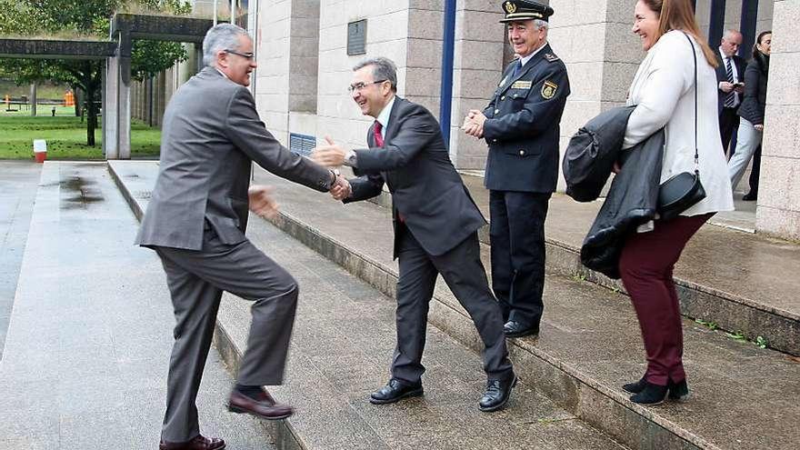 Santiago Villlanueva y Luis Menor, saludándose a la entrada de la Agasp en abril. // Bernabé / J.C. Asorey