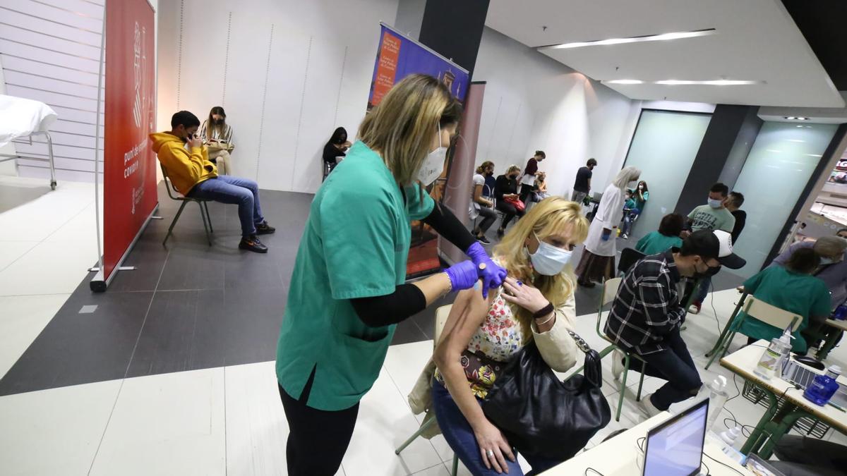 Vacunación sin cita previa contra el coronavirus en el centro comercial Salera de Castelló.