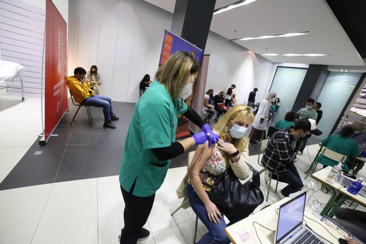 Vacunación sin cita previa contra el coronavirus en el centro comercial Salera de Castelló.