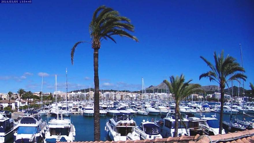 Strahlend blauer Himmel über Port d&#039;Alcúdia am Samstagnachmittag.