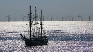 Un barco en las inmediaciones de un parque eólicos marino.