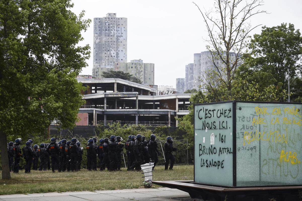 Mounia, la madre de Nahel encabeza una marcha blanca en Nanterre. La familia del joven fallecido ha convocado una marcha blanca en su memoria.