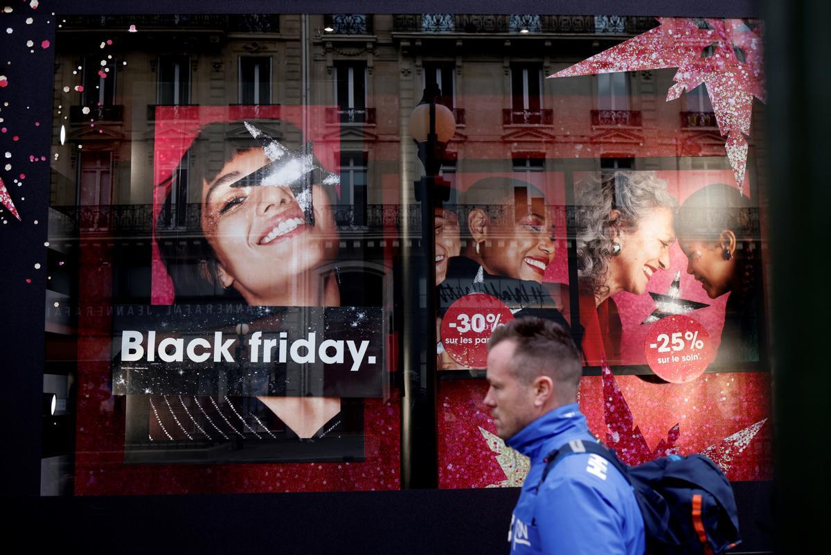 Una tienda con descuentos del Black Friday en una avenida de París.