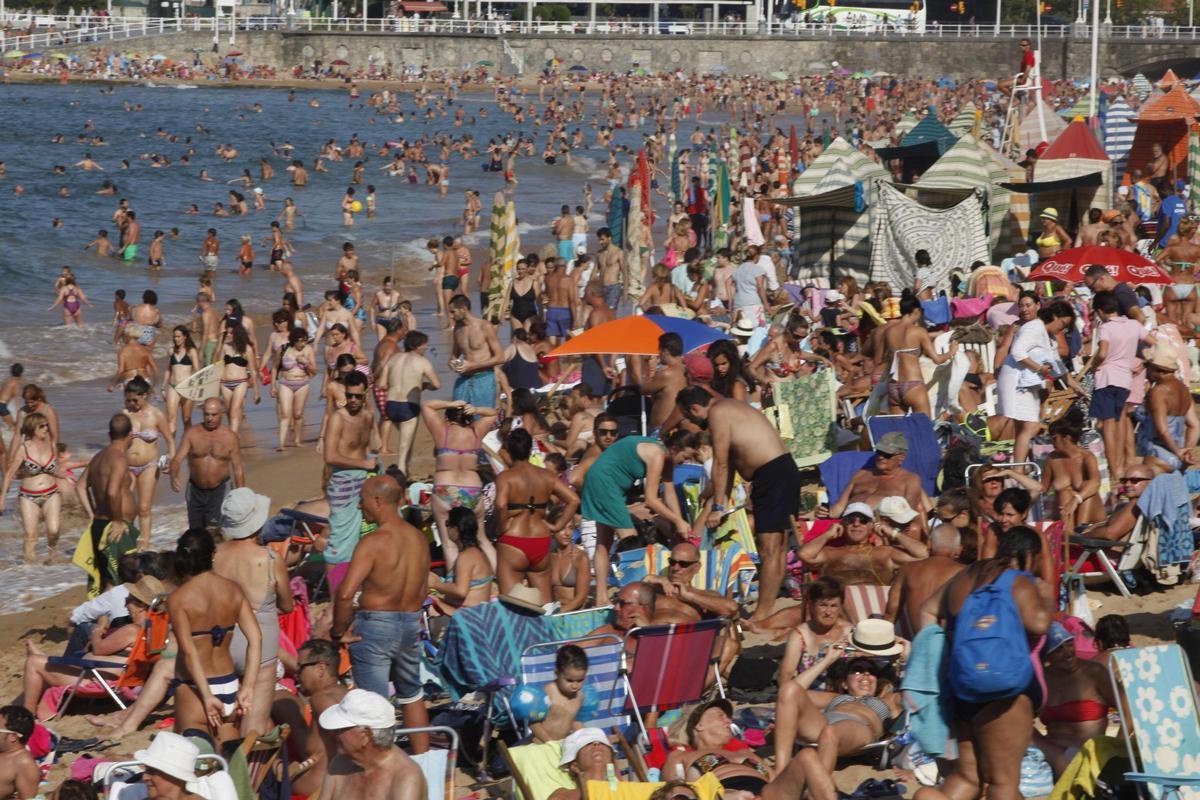 La playa de San Lorenzo, hasta arriba de bañistas en un verano