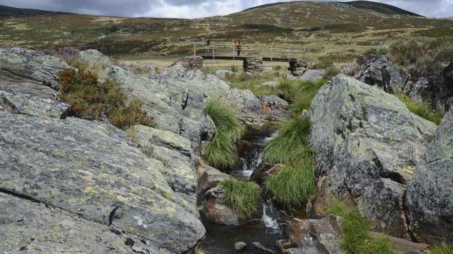 Puente acondicionado sobre el río Tera por encima del embalse de Vega de Conde.