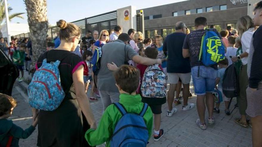 Padres y alumnos en el colegio Princesa de Asturias ayer por la mañana, y en colegio El Toscar por la tarde.