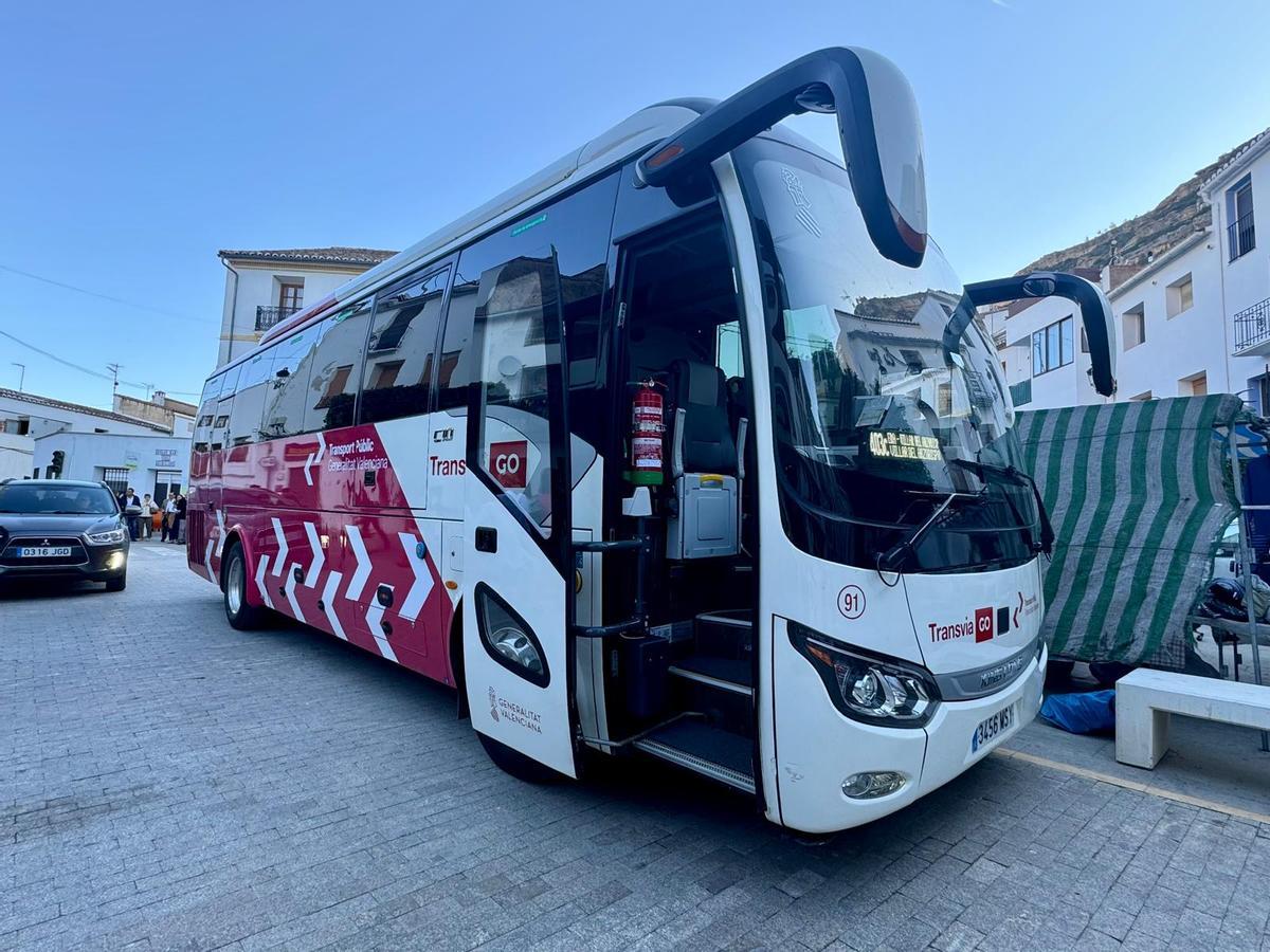 Uno de los nuevos autobuses en Chulilla.