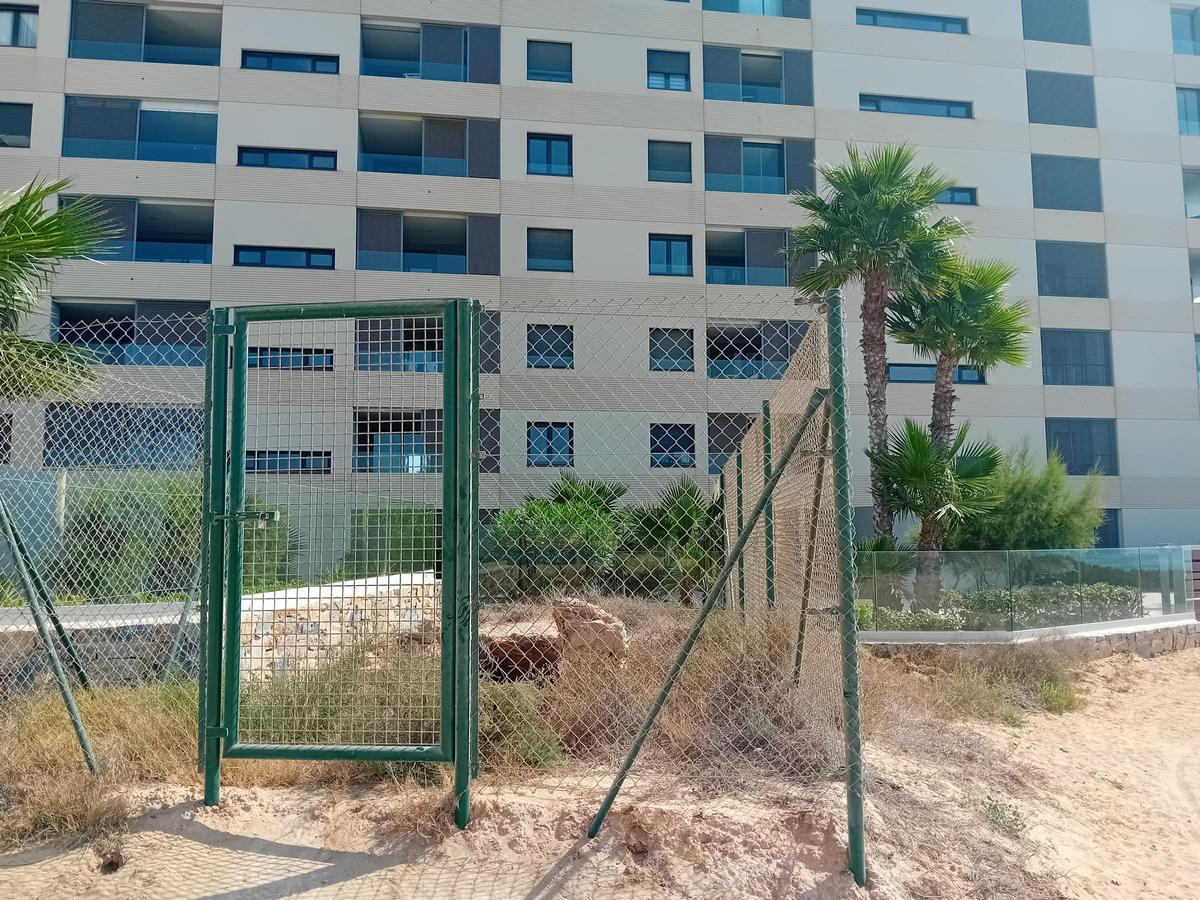 Así están los restos del cuartel de carabineros del siglo XIX y el refugio antiaéreo de la Guerra Civil en Punta Prima