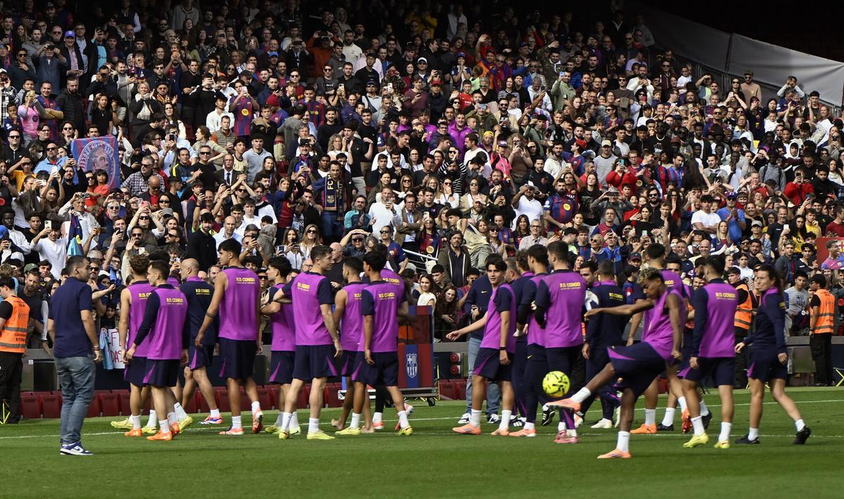 Barcelona. 07.11.2025.  Deportes.  Los jugadores del primer equipo del Barça  abandonando el terreno de juego del Spotify Camp Nou tras su entrenamiento ante casi 22.000 aficionados en la grada. Fotografía de Jordi Cotrina