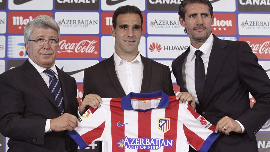 Caminero, a la derecha, en la presentación de Jesús Gámez como jugador del Atlético en 2014.