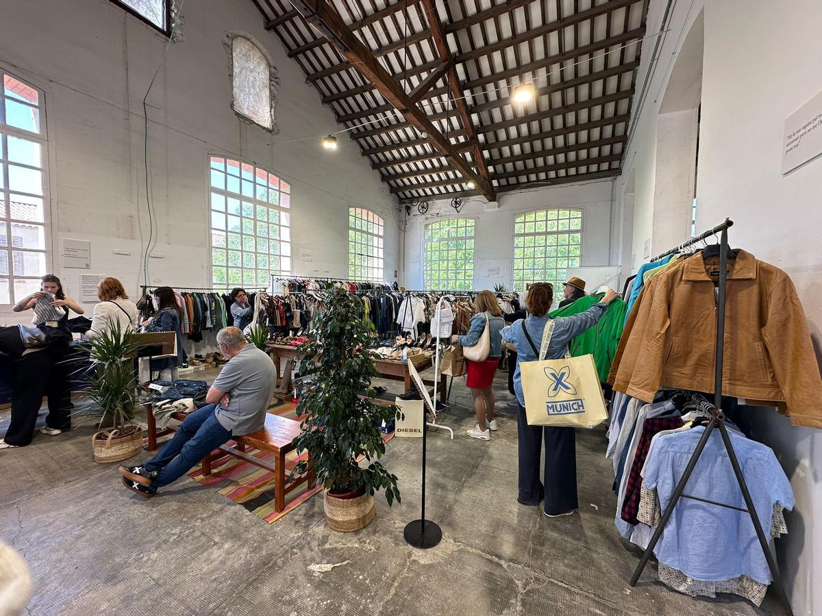 Els primers compradors aquest matí en un dels espais del Rec.0