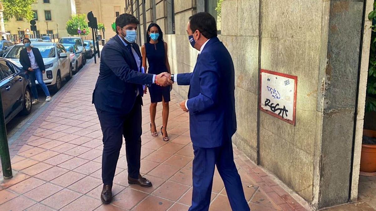 José María Albarracín recibe a López Miras a las puertas de la Croem el  16 de septiembre.  | CROEM