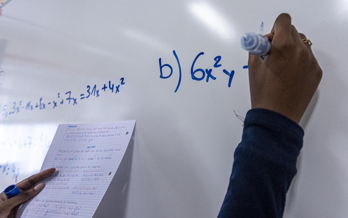 Una operación matemática explicada en una pizarra de Alicante