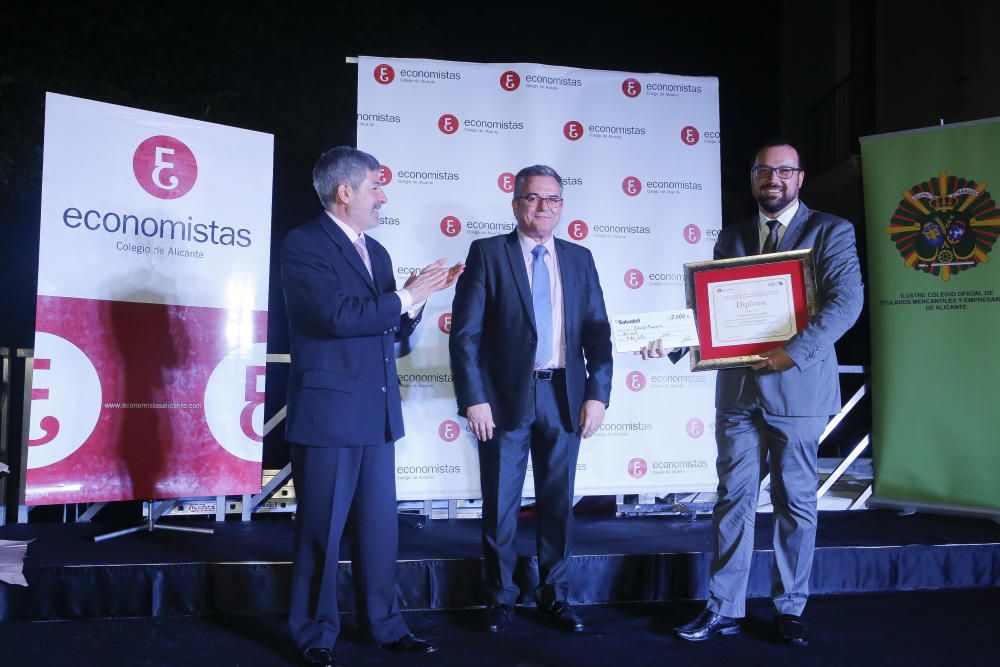 La entrega se realizó en el transcurso de la cena anual del Colegio de Economistas de Alicante.