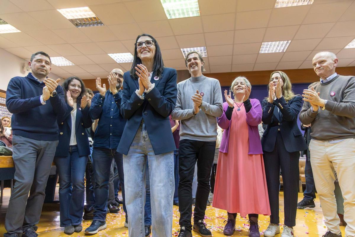 Rosa Crujeiras, con su equipo, tras la victoria en las elecciones al Rectorado de la USC.