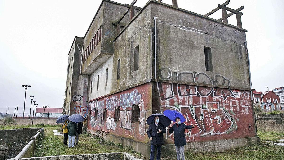 Representantes del Concello y la Xunta, ayer, ante el edificio del Metrosidero.  |  // LA OPINIÓN