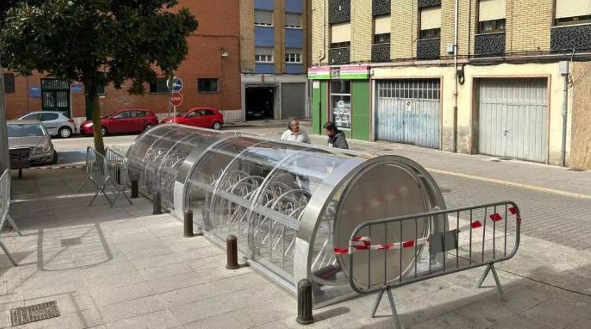 El aparcamiento para bicis ubicado junto al Ayuntamiento de Laviana