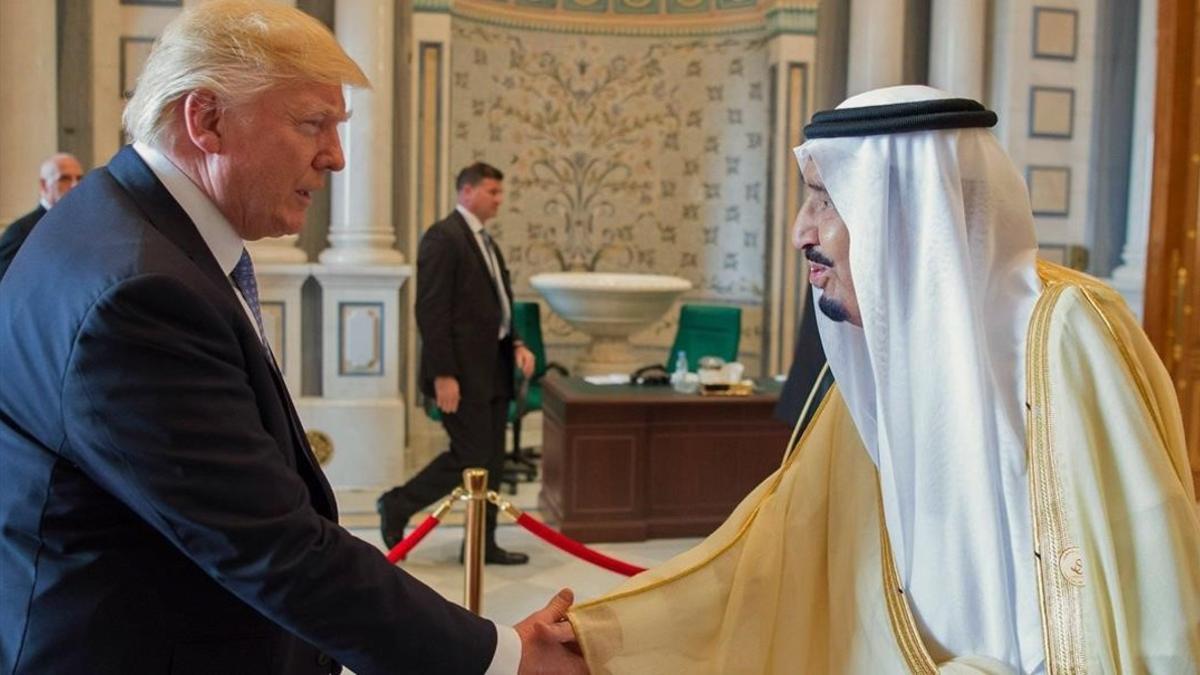 Donald Trump y Salman bin Abdulaziz se saludan en una reunión el pasado 21 de mayo.