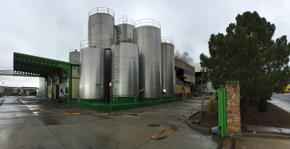 Una fábrica de Ávila, devorada por el fuego