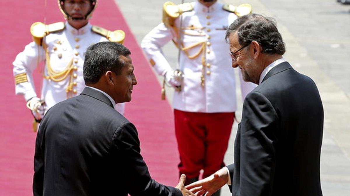 Mariano Rajoy (derecha) saluda al presidente de Perú, Ollanta Humala, en el Palacio de Gobierno de Lima.