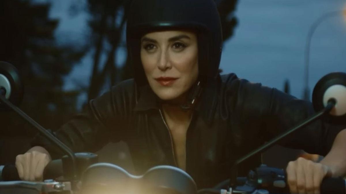 Tamara Falcó en moto, una de las escenas de 'La marquesa', su docuserie para Netflix