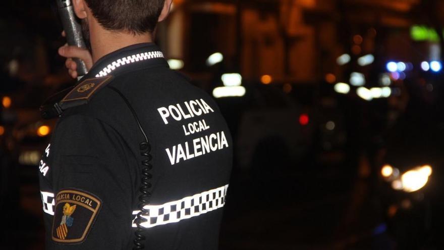 Un agente de unidad UCOS de la Policía Local de València.