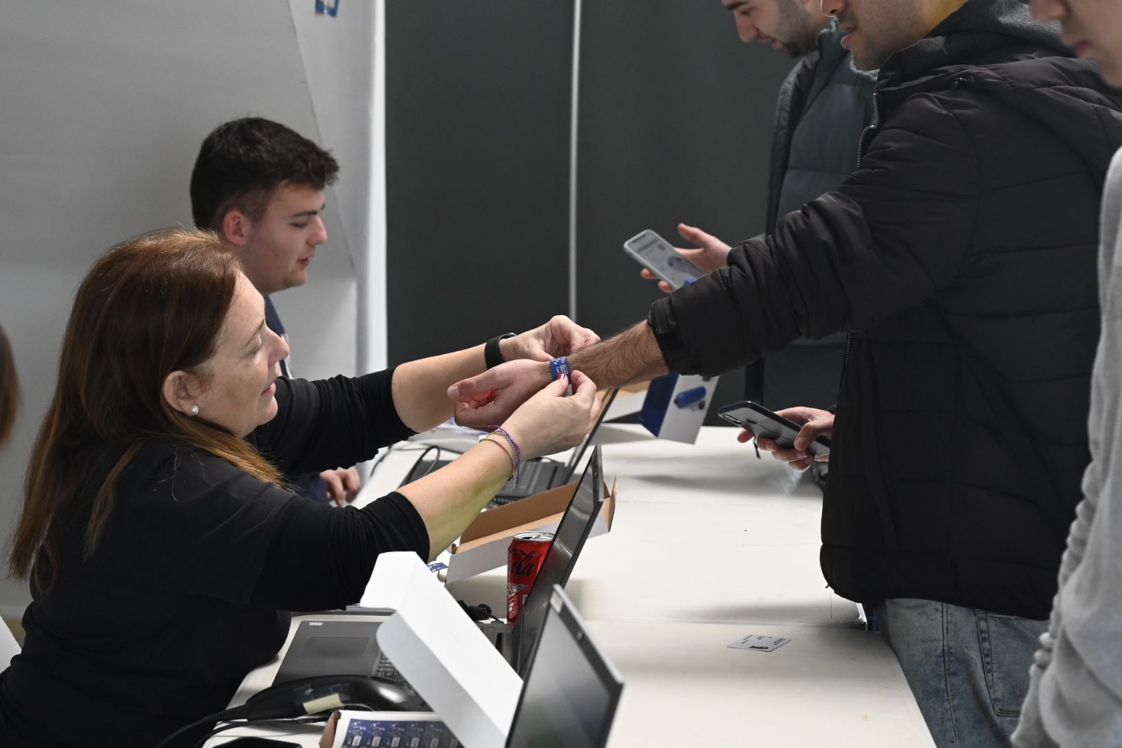 Búscate en la galería del reparto de pulseras para las Paellas de la UJI