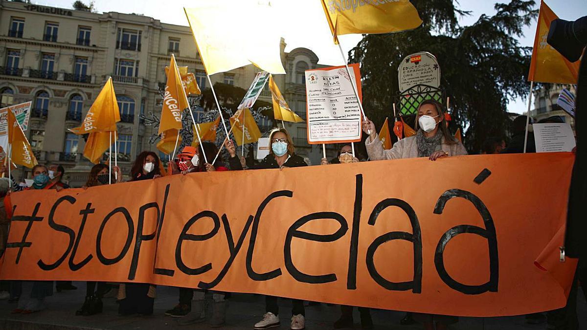 La concertada se manifiesta contra la nueva ley el día de su aprobación. Convocados por la Plataforma Más Plurales, colectivos de la educación concertada se manifestaron ayer contra la “ley Celaá” frente al Congreso, el día de su aprobación. De esta forma, Más Plurales mostró por cuarta vez durante este mes su rechazo a la LOMLOE. “De nuevo otra ley que nace sin consenso, una ley de bloques, que busca enfrentar la pública con la concertada”, aseguró Alfonso Aguiló, presidente de la Confederación Española de Centros de Enseñanza (CECE), patronal que agrupa a centros privados y concertados de todo el país. | EDUARDO PARRA/EP