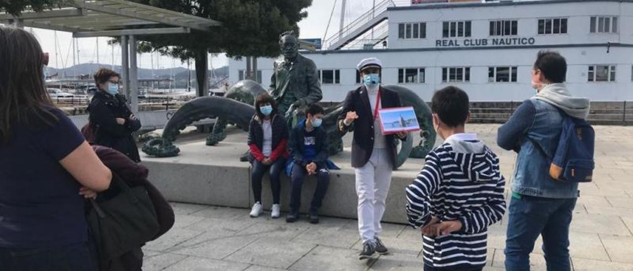 Uno de los momentos de la primera ruta guiada dramatizada sobre Julio Verne.