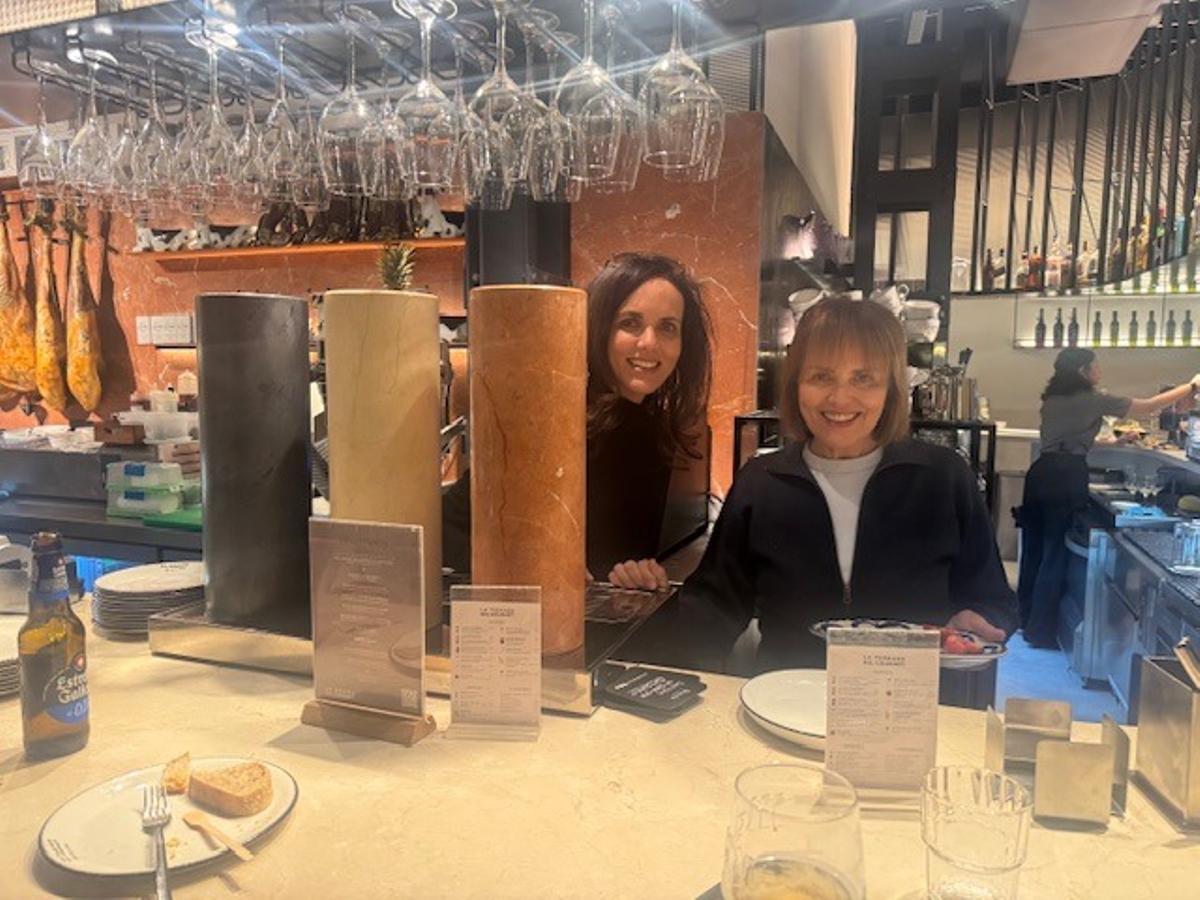 «La barra del gourmet», el nuevo establecimiento del grupo San Román, hace un guiño a la Explanada con una decoración basada en sus tres colores: azul, blanco y rojo.