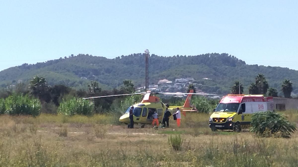 El herido está siendo trasladado en helicóptero al Hospital General de Alicante