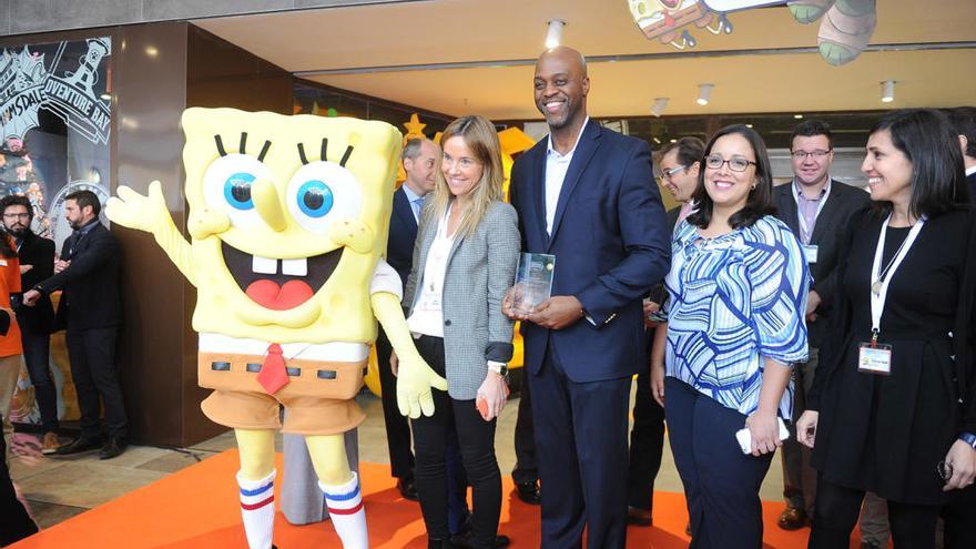 Bob Esponja posa en las puertas de Nickelodeon Adventure Murcia junto a Gerard Raines, vicepresidente global de Nickelodeon.